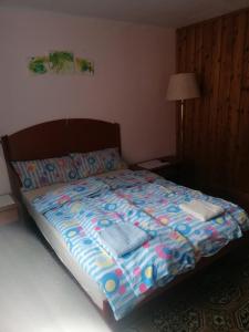 A bed or beds in a room at Smučarska koča