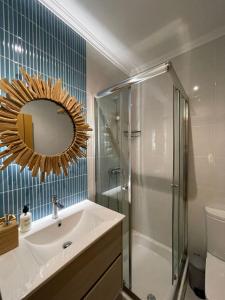 a bathroom with a sink and a shower and a mirror at Condominio Formosa Village in Fuzeta
