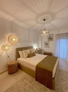 フゼタにあるCondominio Formosa Villageのベッドルーム1室(大型ベッド1台、照明2つ付) +10枚の写真