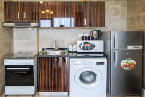 A kitchen or kitchenette at OYO 860 Studio Apartment, Maya Tower 4, Jumeirah Village Triangle