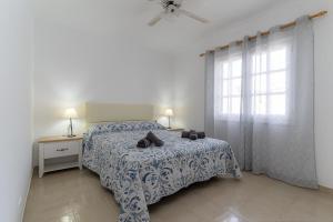 A bed or beds in a room at Apartamento Sussa 7A by HH Még 5 kép