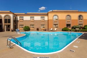 una gran piscina frente a un edificio en Best Western Davison Inn, en Davison