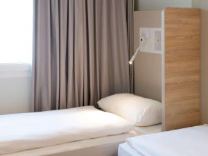 ibis budget Fribourg客房内的一张或多张床位
