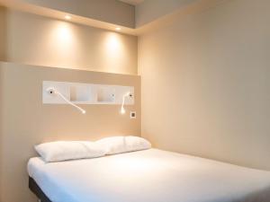 ibis budget Fribourg客房内的一张或多张床位