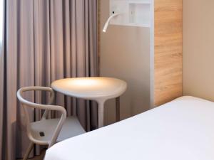 ibis budget Fribourg客房内的一张或多张床位