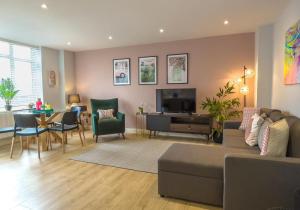 uma sala de estar com um sofá, uma televisão e uma mesa em Southern View 3 By My Getaways em Brighton & Hove