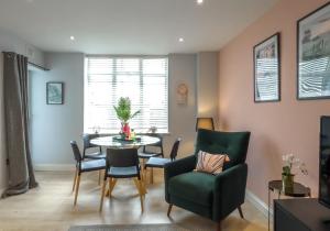 uma sala de estar com mesa e cadeiras em Southern View 3 By My Getaways em Brighton & Hove