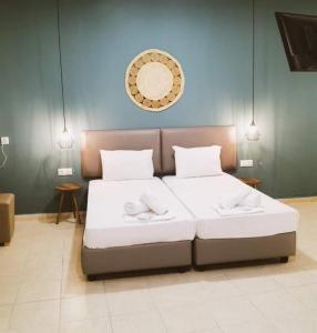 Una cama o camas en una habitación de EUPHORIA COMPLEX2