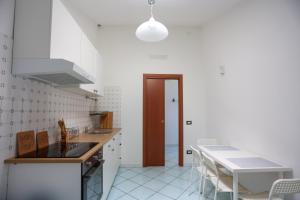 Kuchyň nebo kuchyňský kout v ubytování Appartamento panoramico la rosa dei venti-Libeccio