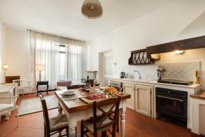 una cocina y una sala de estar con una mesa con comida. en Casa Vacanze Alessandro 2, en Greve in Chianti