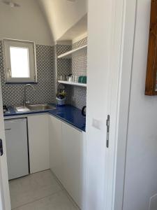 Η κουζίνα ή μικρή κουζίνα στο Immobiliare Turistcasa - Casa Corso Umberto 110 +18 φωτογραφίες