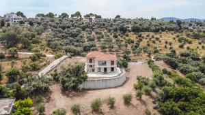 una vista aerea di una casa in un campo di Villa Oliveto con vista a Città di Lefkada