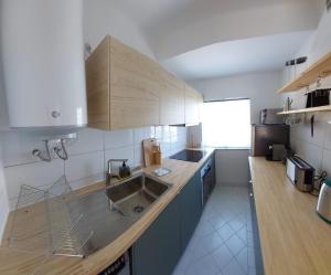 uma cozinha com um lavatório e uma bancada em Apartamento 90m2 com vista mar - Albufeira em Albufeira