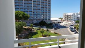 een uitzicht vanaf het balkon van een gebouw bij Apartamento 90m2 com vista mar - Albufeira in Albufeira