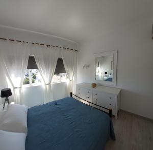 Een bed of bedden in een kamer bij Apartamento 90m2 com vista mar - Albufeira