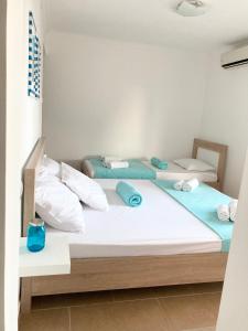 Rúm í herbergi á ORA apartments