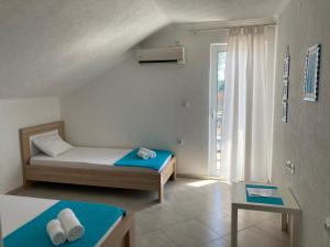 Rúm í herbergi á ORA apartments
