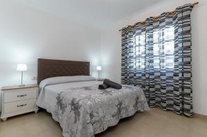 a bedroom with a bed and a large window at Apartamento Sussa 7B by HH in Tías