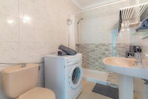 a bathroom with a washing machine and a sink at Apartamento Sussa 7B by HH in Tías