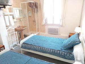 Una cama o camas en una habitación de Hôtel Le Vauban