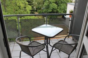 ein Tisch und zwei Stühle auf einem Balkon in der Unterkunft City-Appartement 12.3. in Zwickau