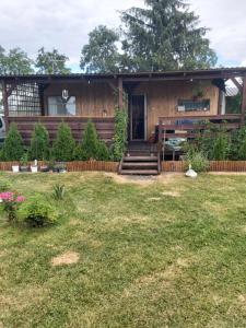 a house with a yard in front of it at Kemping Pod Topolami in Górkło