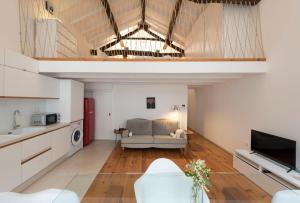ein Wohnzimmer mit einem Sofa und einem Tisch in der Unterkunft Art Mezannine with Garden in Porto