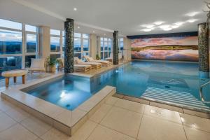 Bazén v ubytování Hôtel restaurant Spa de l'Abbaye nebo v jeho okolí