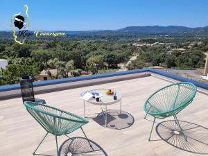 Zdjęcie z galerii obiektu Casa Balancinu Vue panoramique sur montagne et Mer Piscine Privée w mieście Sainte-Lucie de Porto-Vecchio