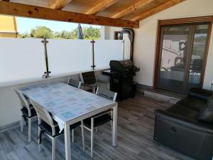 Posedenie v ubytovaní Luxury Apartment near the beach with Private Pool -Exclusive Use