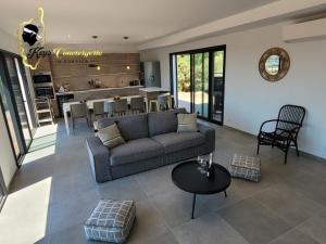 Zdjęcie z galerii obiektu Casa Balancinu Vue panoramique sur montagne et Mer Piscine Privée w mieście Sainte-Lucie de Porto-Vecchio