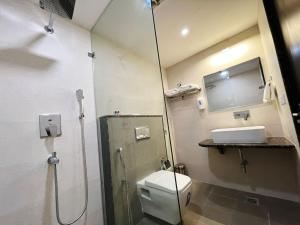 Koupelna v ubytování Hotel MK Grand + 21 fotografií