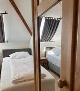 1 dormitorio con 2 camas y ventana en Landhaus Lindenbusch, en Weseke