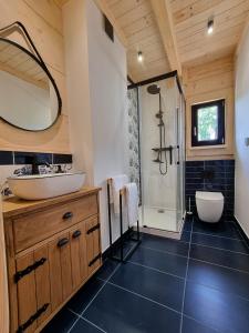 Ванна кімната в Babiogórska Chata - dom z bali z jacuzzi i sauną