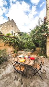 a picnic table with chairs and plates on it at La Maison de Louise Chinon #chateaux #vignobles in Chinon