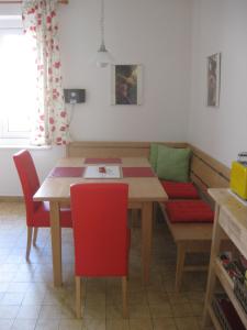 A restaurant or other place to eat at Appartement St. Leonhard