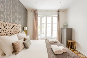 En eller flere senger på et rom på 180 Suite Eden, Luxury APT at Sacré Coeur