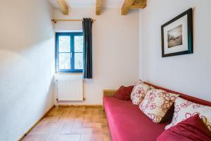 uma sala de estar com um sofá e uma janela em 4-Raum Apartment bis 6 Pers 21 em Rankwitz