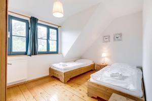 1 dormitorio con 2 camas y ventana en 4-Raum Apartment bis 6 Pers 21, en Rankwitz