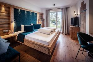 Ein Bett oder Betten in einem Zimmer der Unterkunft Boutiquehotel Blaue Burg Falkenstein