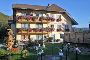 Vonkajšia záhrada v ubytovaní Edelsteinhotel Guniwirt