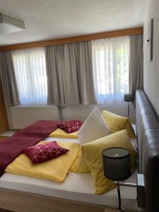 Posteľ alebo postele v izbe v ubytovaní Edelsteinhotel Guniwirt