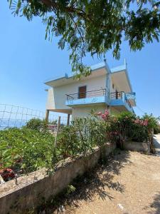 a house with a balcony on the beach at Shenmiter Lukove in Lukovë