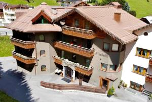 eine Luftansicht eines Hauses mit Dach in der Unterkunft Chalet Madlein in Ischgl