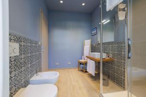 La salle de bains est pourvue de toilettes, d'un lavabo et d'une douche. dans l'établissement Interno 6 Guest House, à Coni