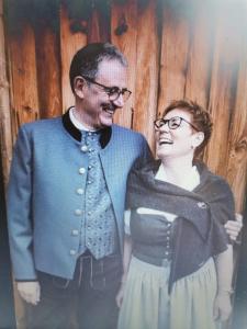 een man en een vrouw die naast elkaar staan bij Biobauernhof Vilshof in Tannheim