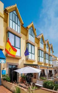 um hotel com duas bandeiras à frente em Hotel Doña Matilde em Estepona
