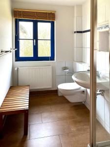 uma casa de banho com um WC, um lavatório e uma banheira em 4-Raum Apartment bis 8 Pers 41 em Rankwitz