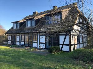 a house with a roof with chairs in front of it at 4-Raum Apartment bis 8 Pers 41 in Rankwitz