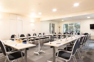 une salle de conférence avec de longues tables et chaises dans l'établissement Campanile Toulon - La Seyne sur Mer - Sanary, à Six-Fours-les-Plages